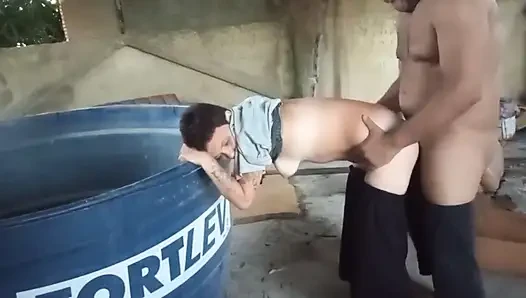 Den Hintern des Schuhs auf der Terrasse zu 100 % anal zu ficken