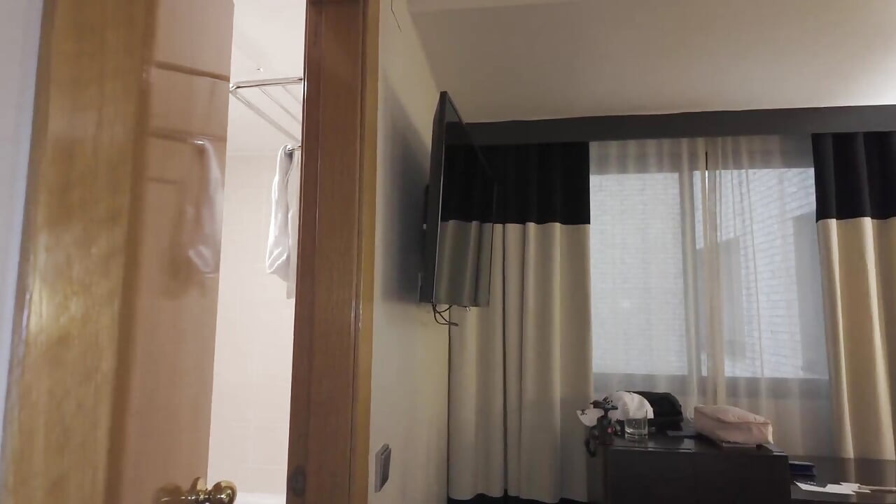 我的性感鄰居來用我的淋浴，但她也用了我的雞巴