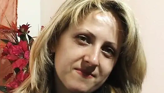 Vollbusige blondine zeigt ihren körper