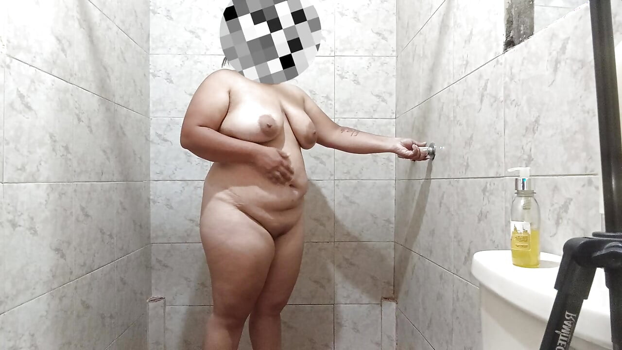 Σέξι κορίτσι της Λατίνας αγγίζει τον εαυτό της πολύ πλούσιο ενώ κάνει ντους πλούσιο και έχει γιγαντιαία στήθη.