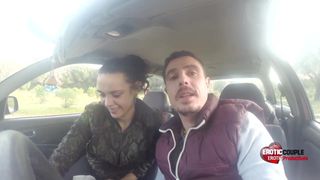Ignacio Santos en Laura in de auto