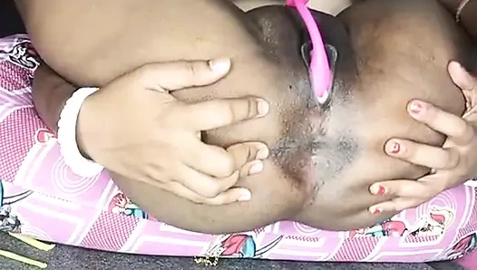 Pyaasi bahu sasur ko samne rakhke apni pussy karke dikhaya