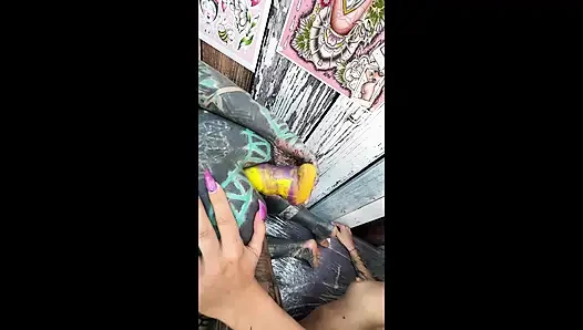 Tattoo-session, schmutzig geworden - gepiercte muschi lecken und analspiel