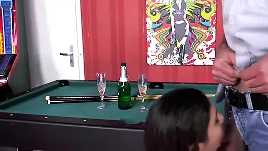 Немецкая пара на бильярде в любительском видео