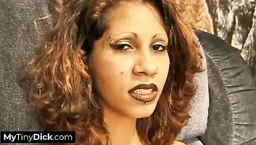 Пирсингованная крошка одна на кровати ублажает себя