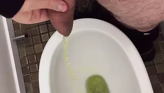 Babasının kızı için işemek..