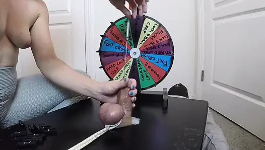 Sie führt eine 30cm Sonde ganz in seinen fleischigen schwanz ein. Bdsm-roulette spielen.