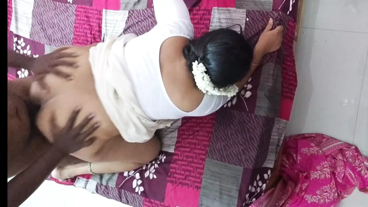 大屁股喀拉拉邦阿姨狗式粗暴性爱，穿着白色衬衫和Petticoat