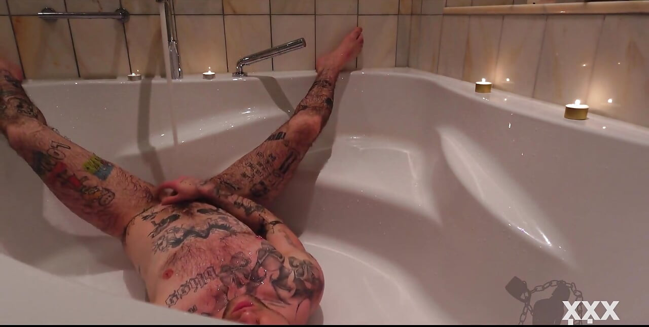 Tätowierte Ftm in der badewanne! Rosa muschi XXX überspringt, lässt sie zuschauen