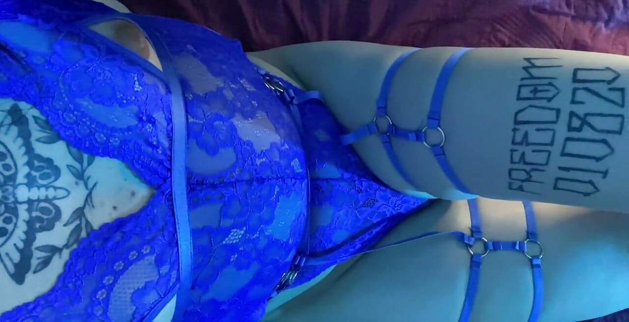 yatakta iç çamaşırlı ve mavi yüksek topuklu ayakkabılarla mastürbasyon yapıyordum