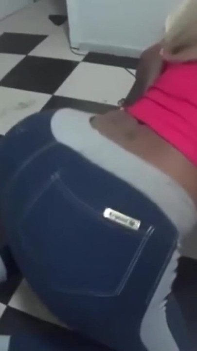 私たちは街で出会い、家に帰ってセックスをしました。クリップ1