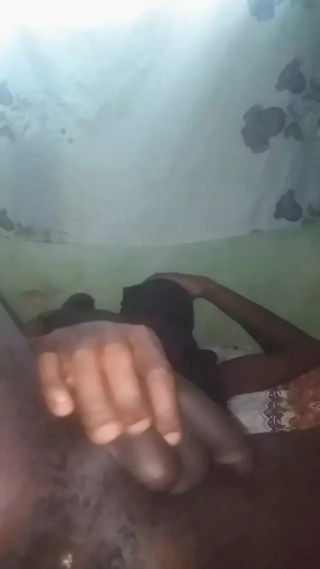 Anh chàng Nigeria cuồng nhiệt thích thủ dâm bbc của mình.