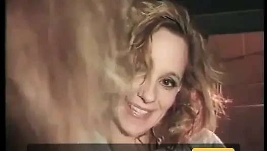Muhteşem sarışın orta yaşlı seksi kadın arkadaşı izlerken takside sert sikiliyor