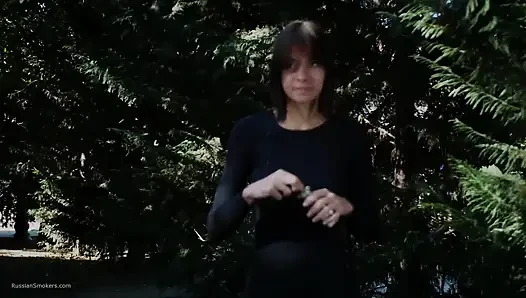 Сладкая Чувственная Русская Красотка Курит Сигарету На Улице