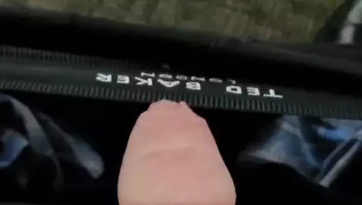 Sünnetsiz yarak güzel sulu döl çekiyor - tadına bakmak ister misin?