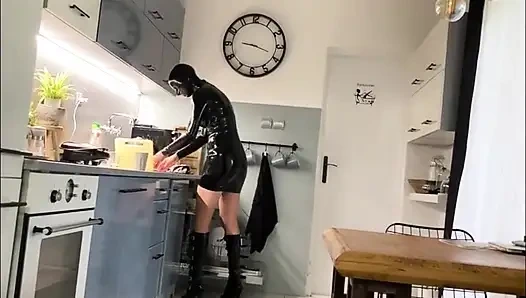 Yüksek topuklu ve zincirli lateks hizmetçi servisi