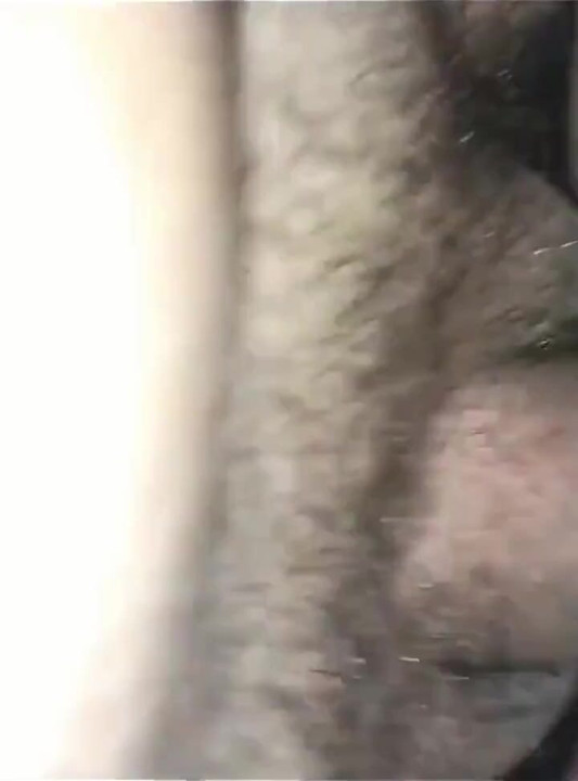 Bu latin genç kızın güzel bir amcığı var ve her yerine boşalıyorum