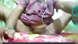Desi wife chuth chatne laga sexy Village wife video