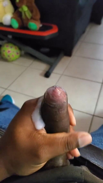 Crot di ruang tamu
