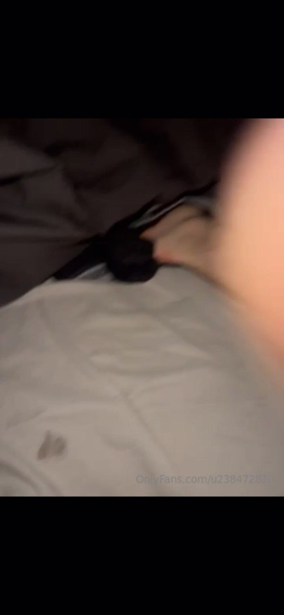Brincando com a bundinha apertada da novinha do jeito que eu sei