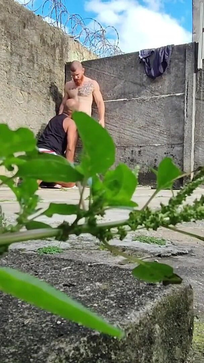 树林里的相机拍摄两个异性恋男人做爱 | 短片 2