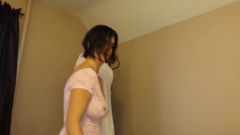 O femeie sexy de dimensiuni șapte își fute prin cămașă