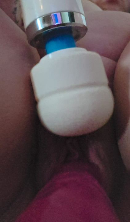 Wand and pink pussy