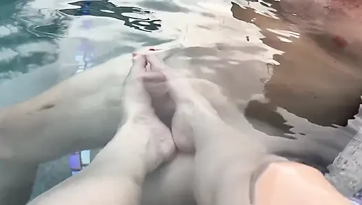 Footjob di kolam renang sampai dicrot di bawah air