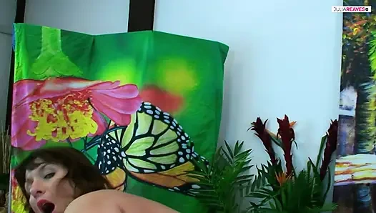 İnanılmaz derecede büyük doğal memeler orta yaşlı seksi kadın Maria böyle sikişiyor