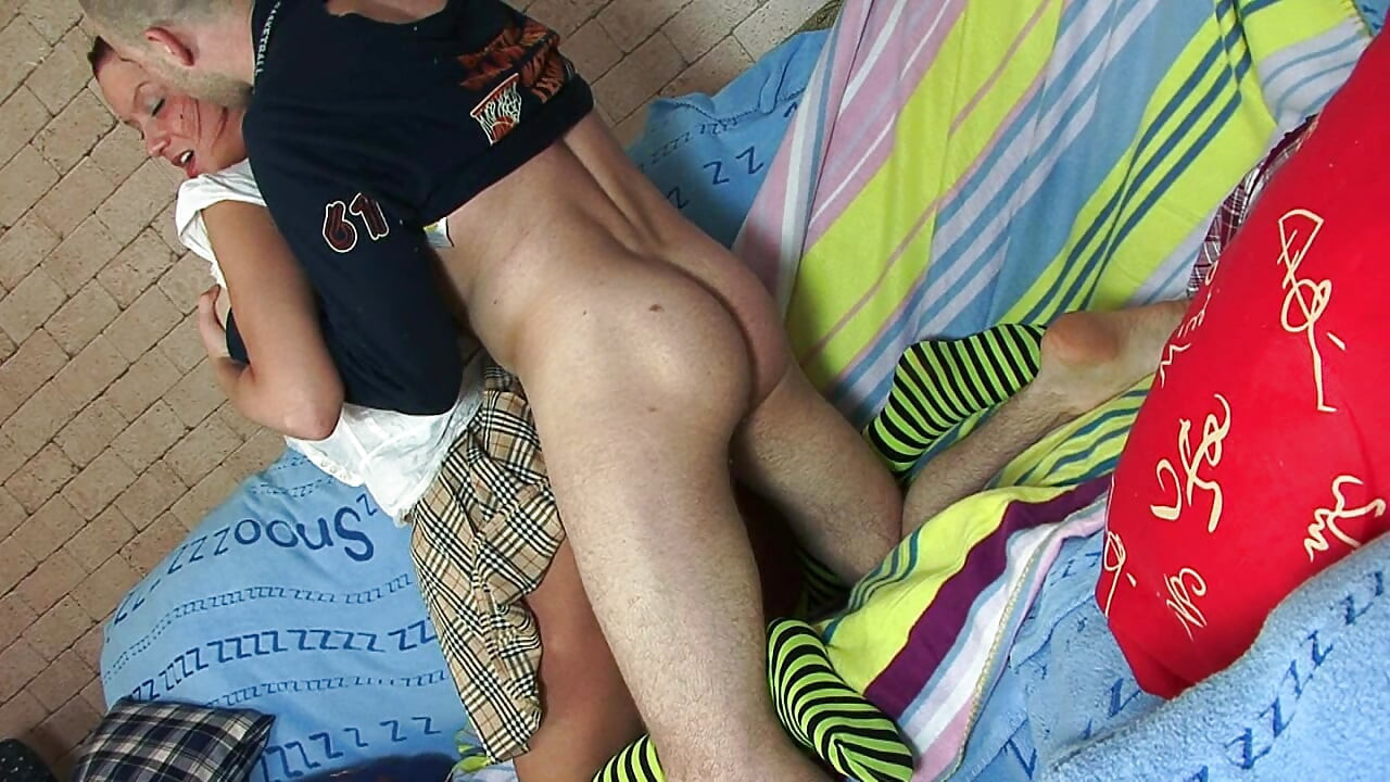 Vrolijke Amelia geeft een pijpbeurt terwijl ze de split doet en geeft dan haar tienerkont om geneukt te worden
