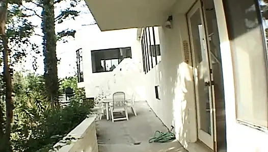 Молодая студентка играет с дилдо, сосет большой черный член