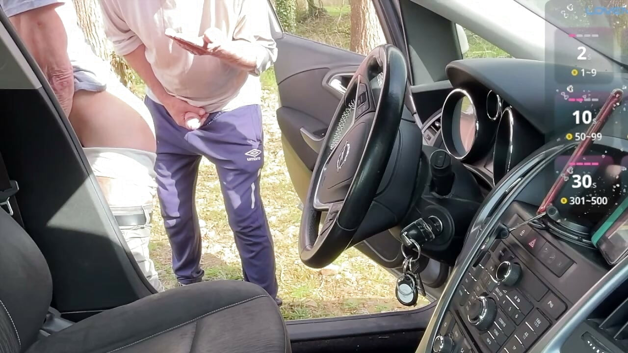 Pipe en voiture garée avec le pantalon baissé