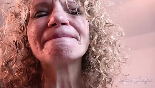 Tantejudys - Deine Zierliche Reife Stieftante Tia Gibt Dir Einen Tabu-handjob