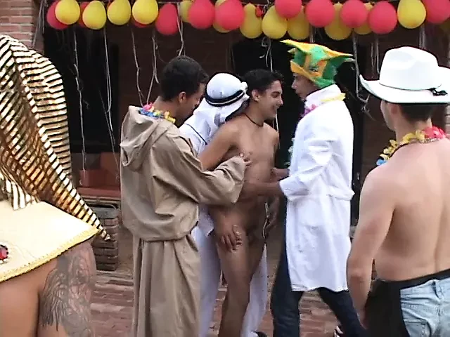 Kostymparty förvandlas till en enorm gayorgyfest