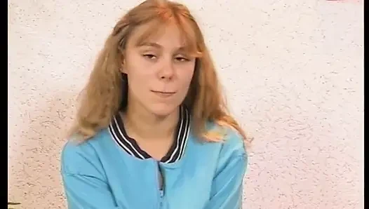 Юную сучку-блондинку трахнули пальцами перед камерой