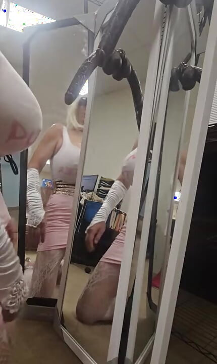 DeeDee en un skit rosa y top blanco