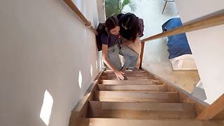 Eu descubro minha enteada e sua amiga fodendo na escada