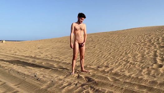 Meando en público en la playa nudista gay