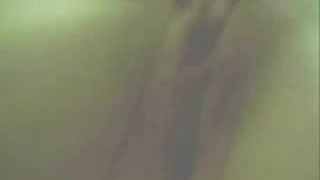 Возбужденную милфу снимает на видео, мастурбирует на пляже в кабинке. домашнее видео