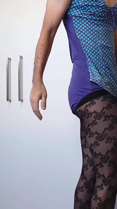 ダニが柄入りパンティストッキングでセクシーな脚を見せる