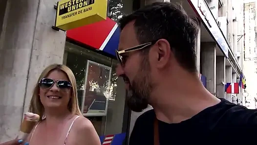 Татуированная блондинка-шлюшка глубоко заглатывает и получает разлом ее задницу!