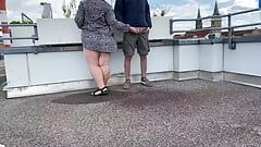 Mẹ chồng đi tiểu tuyệt đẹp giúp con rể đi tiểu trên đỉnh bãi đậu xe
