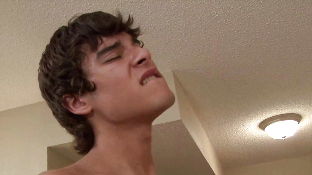 Γκέι γαμήθηκε χωρίς καπότα από τον 22χρονο φίλο του και χύθηκε μέσα στον κώλο του