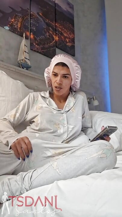 좋은 여성 남성의 집에서 자신의 성기를 보여주고 있다