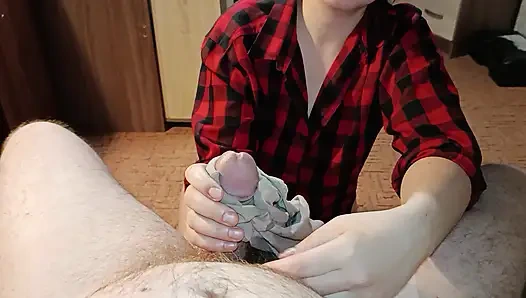 Üvey annem mastürbasyon yapmak ve boşalmak için külot seçiyor