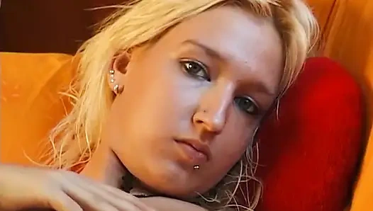 Teenie-blondine strippt und zeigt ihren körper