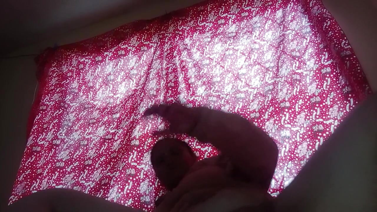 لاتينية جميلة تستمني كسها المبلل