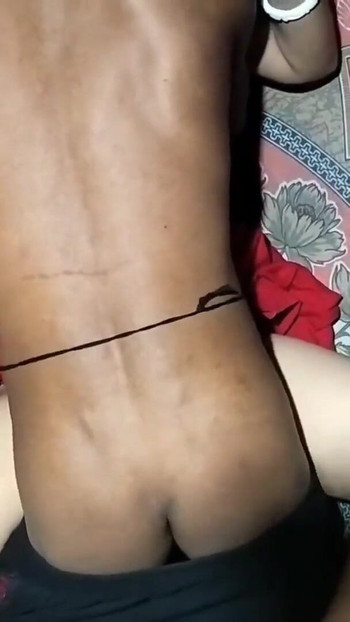 Zadivljujući trenutak iz "Desi maal Ko gand pe chudai kiya bed pe with big dick k saath"