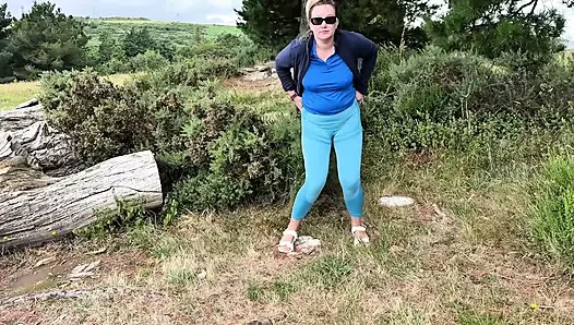 Kız çişini tutamıyor ve çaresizce açık havada işiyor derlemesi