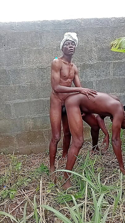 Iza ograđenog zida vidio sam dva homoseksualca kako se na ne